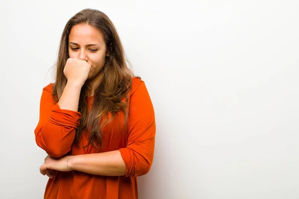 Junge Frau Fühlt Sich Ernst Nachdenklich Und Besorgt Starrt Seitwärts — Stockfoto