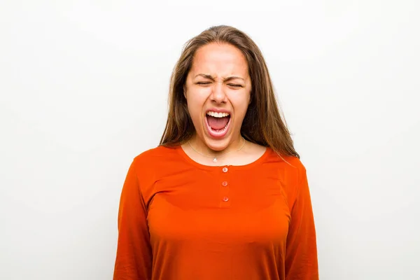 Mujer Joven Gritando Agresivamente Mirando Muy Enojado Frustrado Indignado Molesto — Foto de Stock