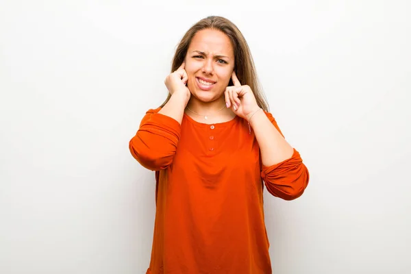 Mujer Joven Mirando Enojado Estresado Molesto Cubriendo Ambos Oídos Ruido —  Fotos de Stock