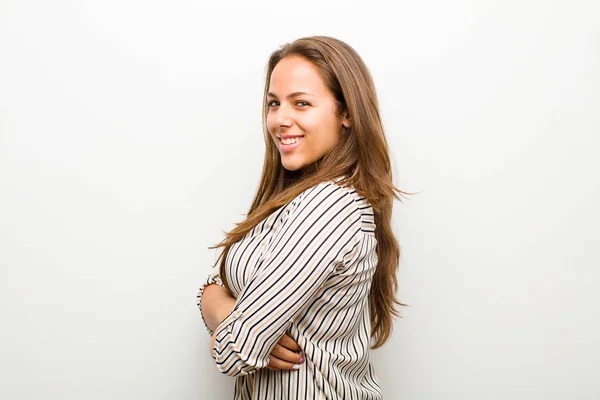 Mujer Joven Sonriendo Cámara Con Los Brazos Cruzados Una Expresión — Foto de Stock