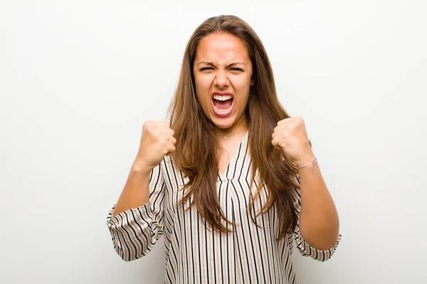 Giovane Donna Che Grida Aggressivamente Con Sguardo Infastidito Frustrato Arrabbiato — Foto Stock