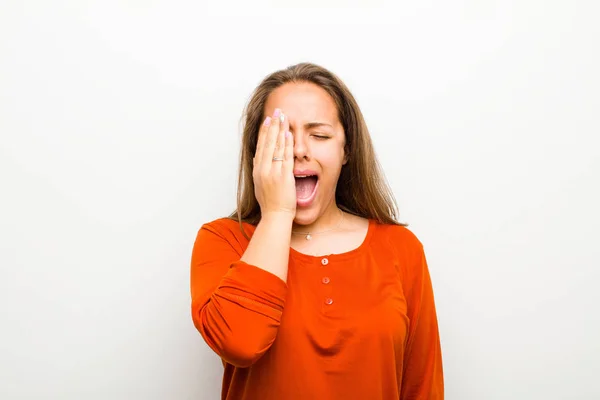 Junge Frau Sieht Schläfrig Gelangweilt Und Gähnend Aus Mit Kopfschmerzen — Stockfoto