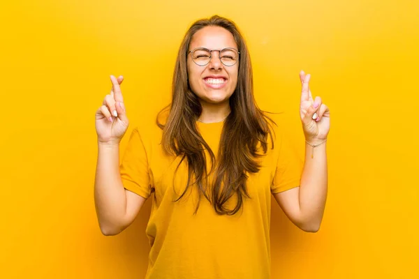 Joven Bonita Mujer Sonriendo Ansiosamente Cruzando Ambos Dedos Sintiéndose Preocupada —  Fotos de Stock