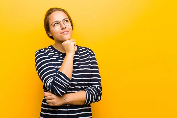 Giovane Bella Donna Sentirsi Premuroso Chiedendo Immaginando Idee Sognando Occhi — Foto Stock