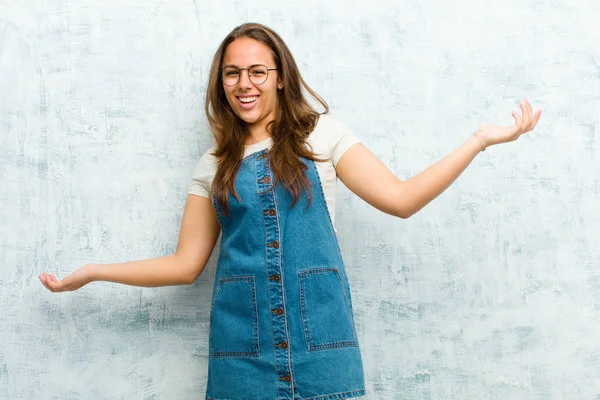 Ung Vacker Kvinna Ser Glad Arrogant Stolt Och Självbelåten Känner — Stockfoto