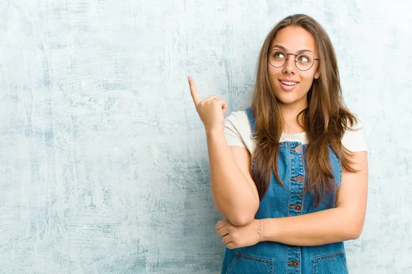 Jovem Mulher Bonita Sorrindo Feliz Olhando Para Lado Querendo Saber — Fotografia de Stock