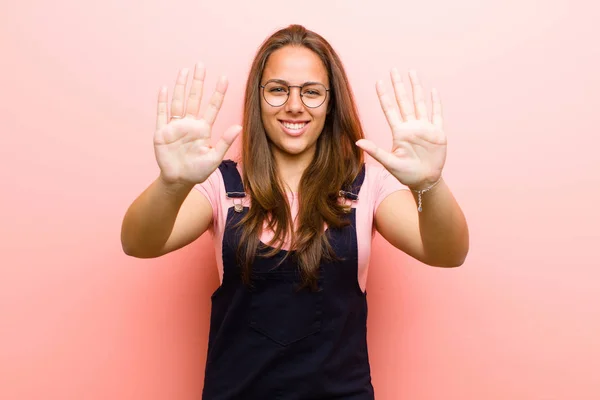 Jovem Sorrindo Olhando Amigável Mostrando Número Dez Décimo Com Mão — Fotografia de Stock