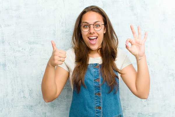 Jong Mooi Vrouw Gevoel Gelukkig Verbaasd Tevreden Verrast Tonen Oke — Stockfoto