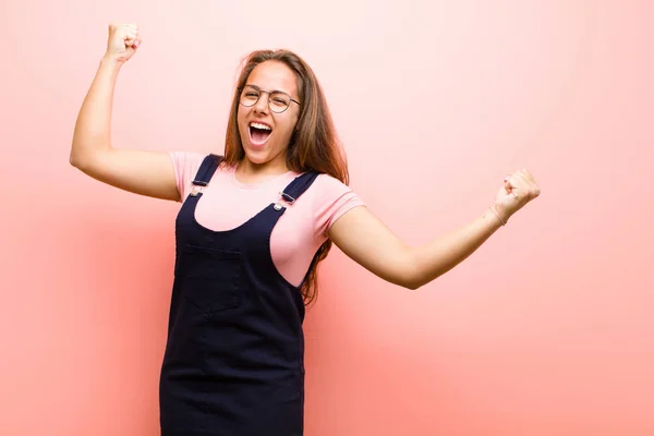 Junge Frau Schreit Triumphierend Sieht Aus Wie Eine Aufgeregte Glückliche — Stockfoto