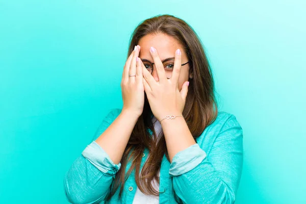 Jeune Femme Couvrant Visage Avec Les Mains Regardant Entre Les — Photo