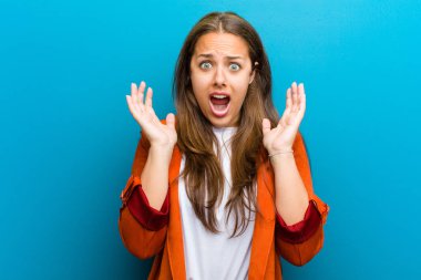 Genç bir kadın ellerini havaya kaldırıp bağırıyor. Öfkeli, sinirli, stresli ve üzgün hissediyor.