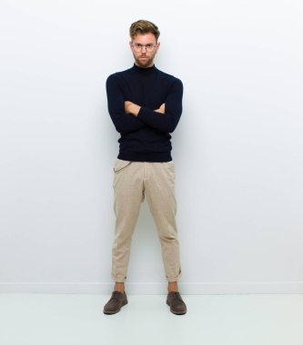 Genç beden adamı hayal kırıklığına uğramış ve hayal kırıklığına uğramış hissediyor, ciddi görünüyor, kızgın ve kızgın beyaz arka plana karşı çapraz kollar