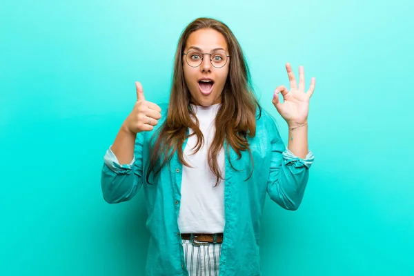 Jovem Mulher Sentindo Feliz Surpreso Satisfeito Surpreso Mostrando Polegares Para — Fotografia de Stock