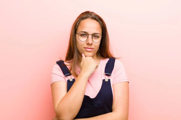 Jonge Vrouw Zoek Serieus Verward Onzeker Attent Twijfelen Onder Opties — Stockfoto