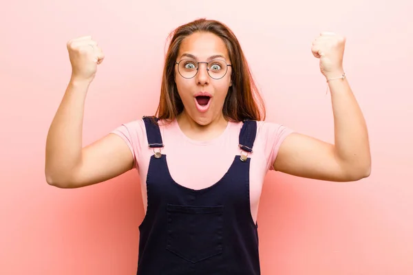 Junge Frau Feiert Einen Unglaublichen Erfolg Wie Eine Siegerin Schaut — Stockfoto