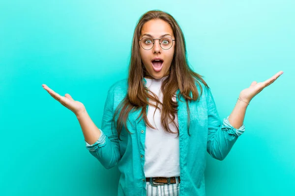 Joven Mujer Sintiéndose Feliz Emocionada Sorprendida Sorprendida Sonriendo Asombrada Por — Foto de Stock