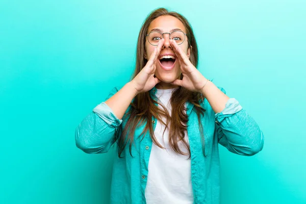 Ung Kvinna Känner Sig Glad Upphetsad Och Positiv Ger Ett — Stockfoto