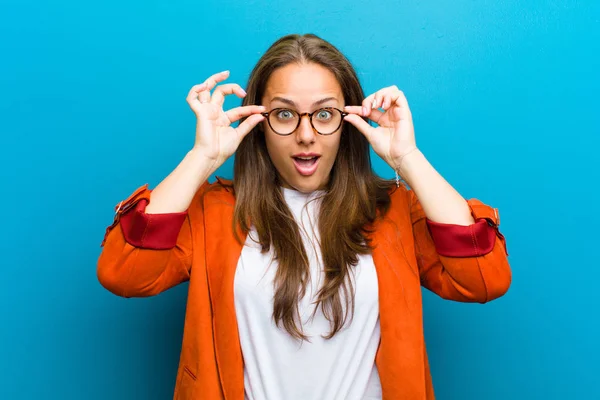 Jonge Vrouw Voelen Geschokt Verbaasd Verrast Met Bril Met Verbaasd — Stockfoto