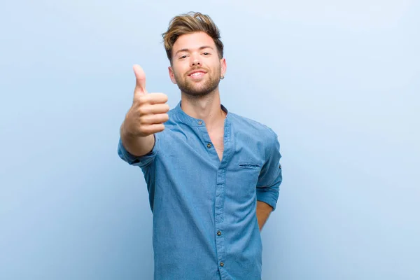 Joven Hombre Negocios Sentirse Orgulloso Despreocupado Seguro Feliz Sonriendo Positivamente — Foto de Stock