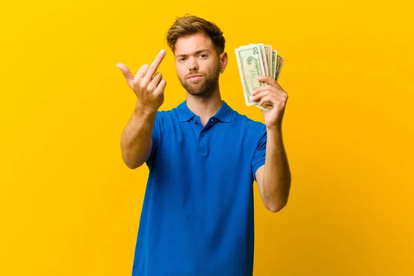 Jeune Homme Avec Des Billets Sur Fond Orange — Photo