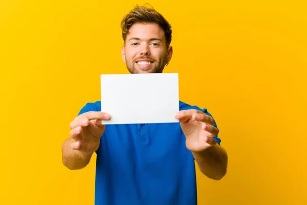 Jovem Segurando Cartaz Contra Fundo Laranja — Fotografia de Stock