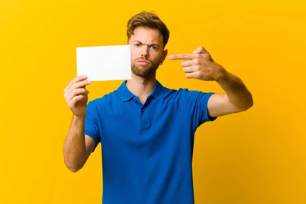 Joven Sosteniendo Una Pancarta Sobre Fondo Naranja — Foto de Stock