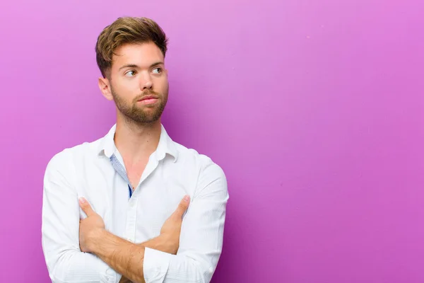 Junger Mann Mit Besorgtem Verwirrtem Ahnungslosem Gesichtsausdruck Der Aufschaut Den — Stockfoto