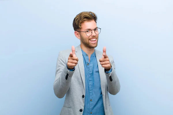 Junger Geschäftsmann Lächelt Mit Positiver Erfolgreicher Glücklicher Haltung Die Kamera — Stockfoto