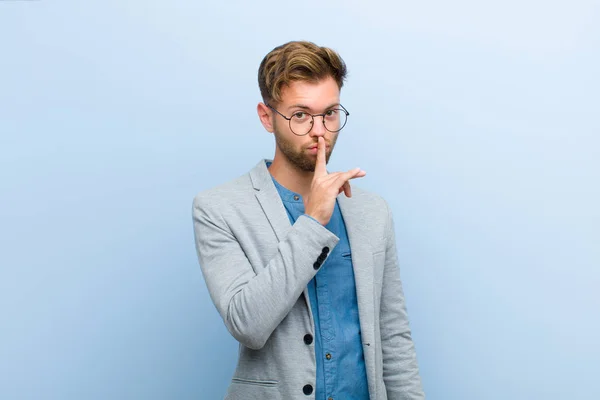 Ung Affärsman Ber Tystnad Och Tystnad Gester Med Fingret Framför — Stockfoto