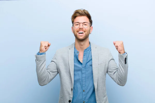 Jeune Homme Affaires Sentant Heureux Positif Réussi Célébrant Victoire Les — Photo