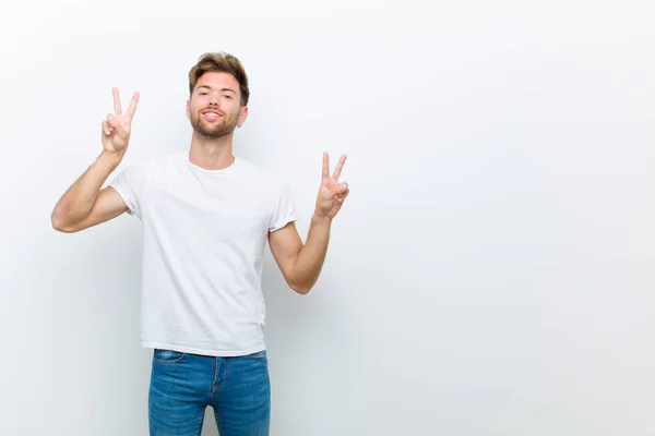 Giovane Uomo Sorridente Guardando Felice Amichevole Soddisfatto Gesticolando Vittoria Pace — Foto Stock