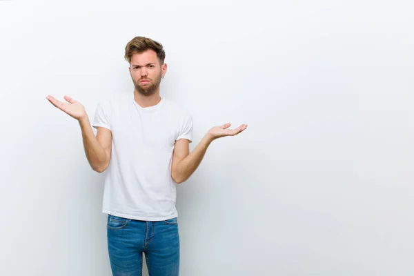 Jovem Olhando Confuso Confuso Estressado Perguntando Entre Diferentes Opções Sentindo — Fotografia de Stock