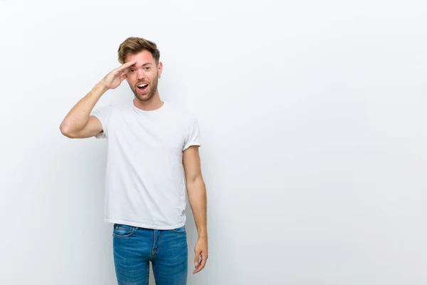 Jeune Homme Regardant Heureux Étonné Surpris Souriant Réalisant Bonnes Nouvelles — Photo