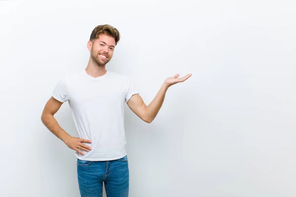 Joven Sonriendo Sintiéndose Seguro Exitoso Feliz Mostrando Concepto Idea Espacio —  Fotos de Stock