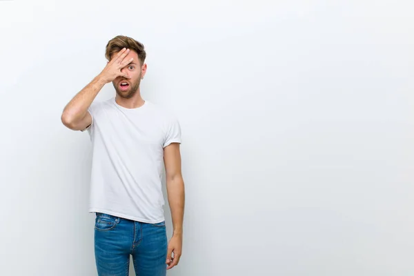 Ung Man Ser Chockad Rädd Eller Skräckslagen Täcker Ansiktet Med — Stockfoto