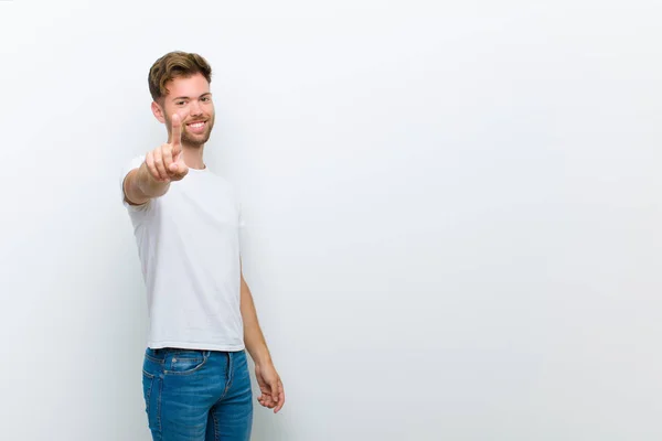 Giovane Uomo Sorridente Orgogliosamente Con Fiducia Facendo Posa Numero Uno — Foto Stock