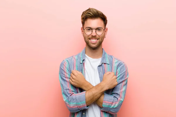 Jonge Man Lachend Vrolijk Feestend Met Vuisten Gebald Armen Gekruist — Stockfoto