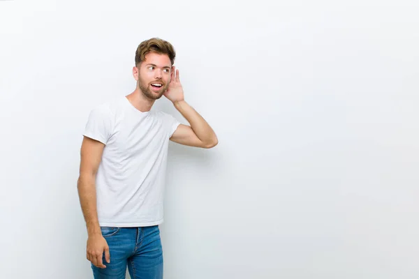 Jeune Homme Souriant Regardant Curieusement Vers Côté Essayant Écouter Des — Photo