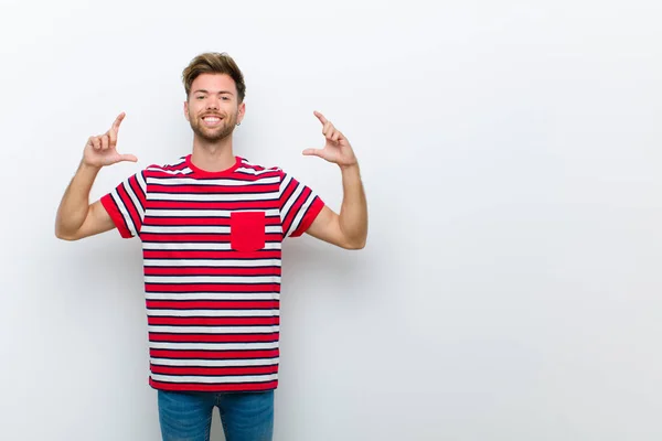 Joven Mirando Perplejo Confundido Inseguro Apuntando Direcciones Opuestas Con Dudas — Foto de Stock