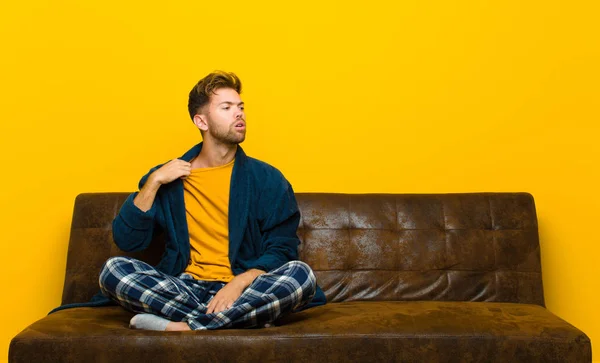 Jeune Homme Pyjama Sentant Stressé Anxieux Fatigué Frustré Tirant Cou — Photo