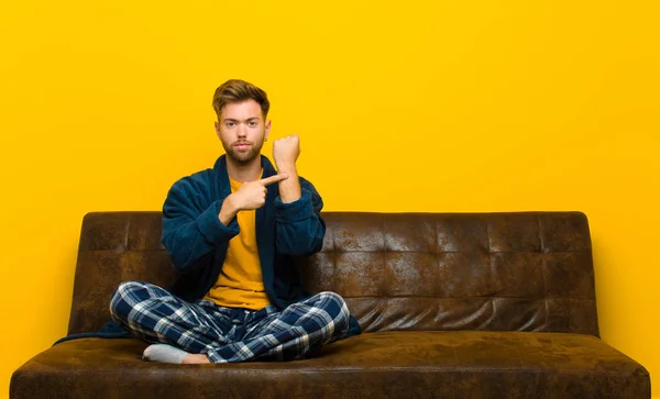 Jeune Homme Pyjama Impatient Colère Pointant Doigt Montre Demandant Ponctualité — Photo