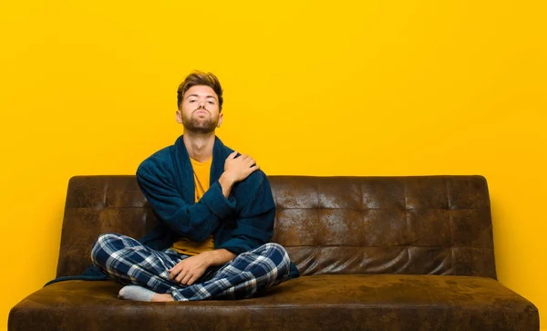 Jeune Homme Pyjama Sentant Anxieux Malade Malade Malheureux Souffrant Une — Photo