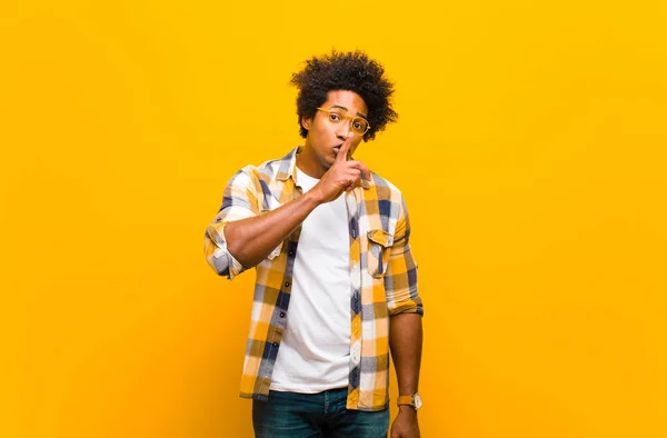 Jovem Negro Pedindo Silêncio Sossego Gesticulando Com Dedo Frente Boca — Fotografia de Stock