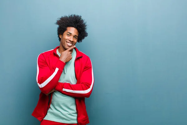 Giovane Nero Sportivo Sorridente Godendo Vita Sentirsi Felice Amichevole Soddisfatto — Foto Stock