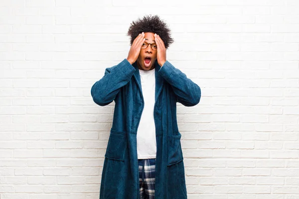 Joven Negro Vistiendo Pijama Con Vestido Que Parece Desagradablemente Sorprendido — Foto de Stock