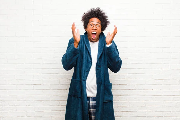 Genç Siyah Adam Pijama Giyiyordu Şok Olmuş Heyecanlanmış Gülüyordu Şaşırmıştı — Stok fotoğraf