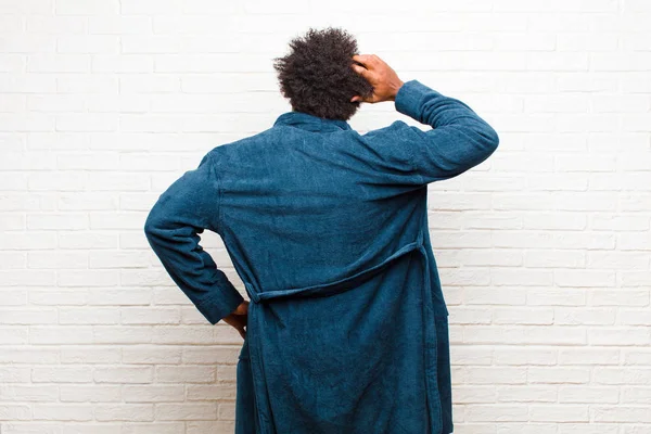 Młody Czarny Mężczyzna Piżamie Suknią Czuje Się Nieświadomy Zdezorientowany Myśląc — Zdjęcie stockowe