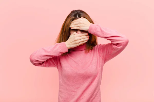 Ung Vacker Kvinna Täcka Ansikte Med Båda Händerna Säger Nej — Stockfoto