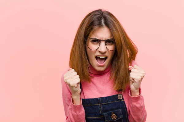 Jong Mooi Vrouw Schreeuwen Agressief Met Geïrriteerd Gefrustreerd Boos Blik — Stockfoto