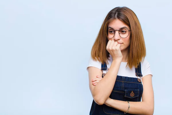 Giovane Bella Donna Sentirsi Serio Premuroso Preoccupato Guardando Lateralmente Con — Foto Stock